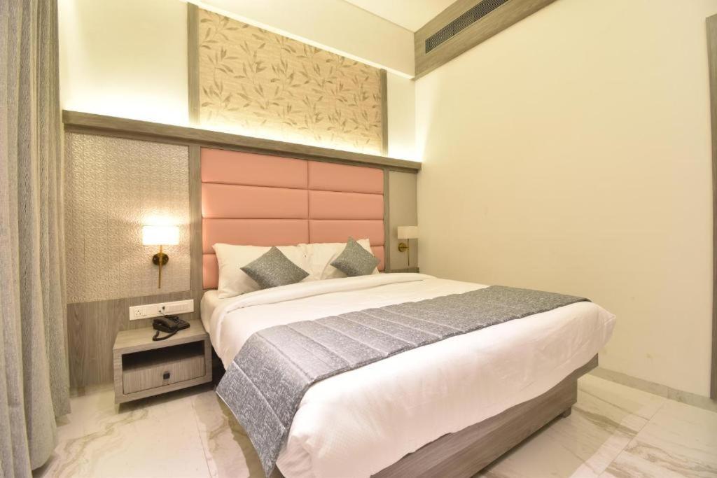 Glitz Hotels La Dahlia - Premium Thane Dış mekan fotoğraf