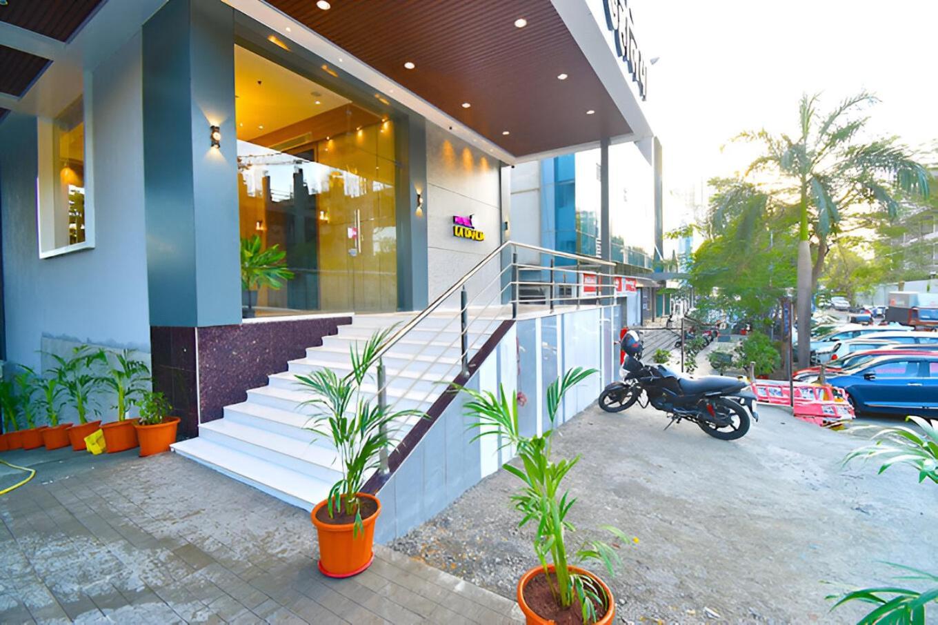 Glitz Hotels La Dahlia - Premium Thane Dış mekan fotoğraf