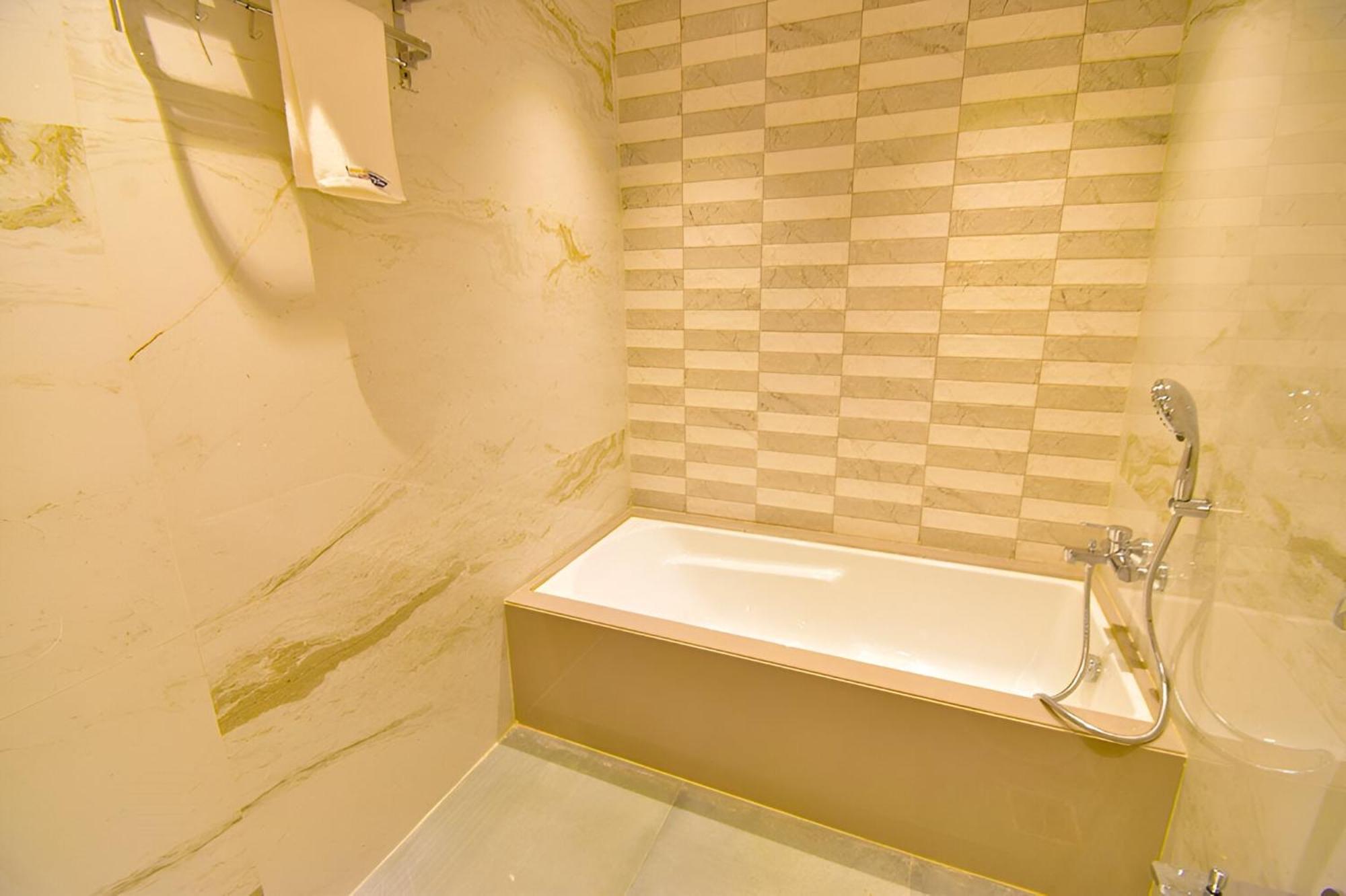 Glitz Hotels La Dahlia - Premium Thane Dış mekan fotoğraf